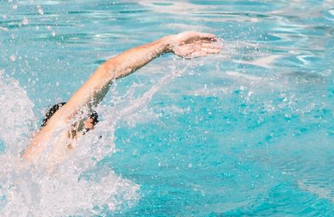 一游泳馆为团购卡立下门槛：限定45岁以下、学士学位女性
